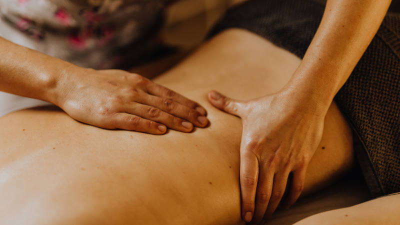 Physiotherapeutische Behandlung und Dorn-Breuss-Massage